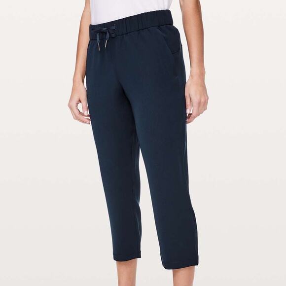 Lululemon On The Fly Crop Woven 23" True Navy Women's Size 4 Excellent Condition - Picture 1 of 12